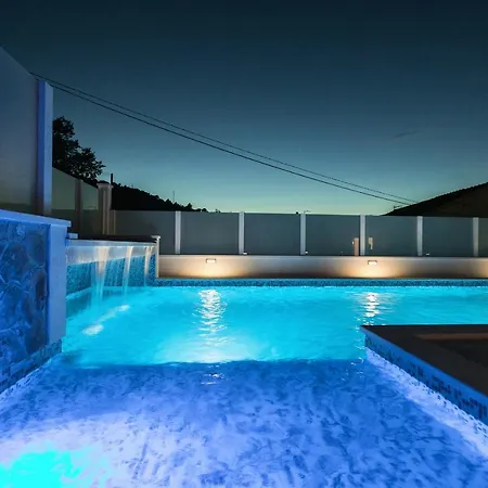 Oz's Coutryside Oasis With Private Pool Apartmán *