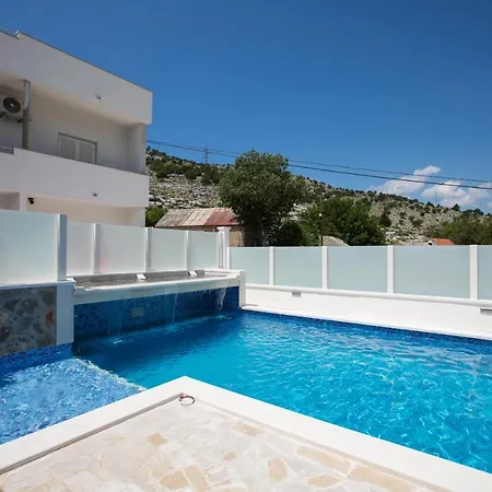 Apartmán Oz's Coutryside Oasis With Private Pool Srinjine